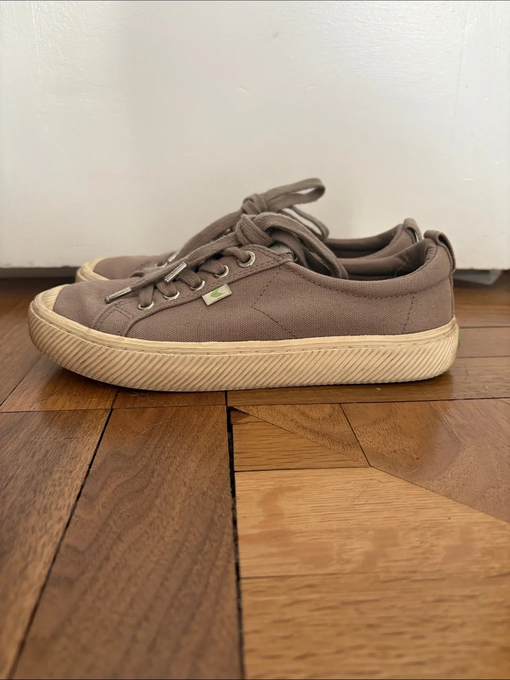 Cariuma Women’s OCA Low Canvas Sneakers in Mystic Grey